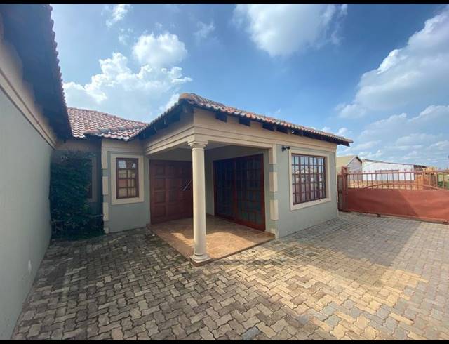 3 BEDROOM HOUSE FOR SALE IN LEACHVILLE EXT 3